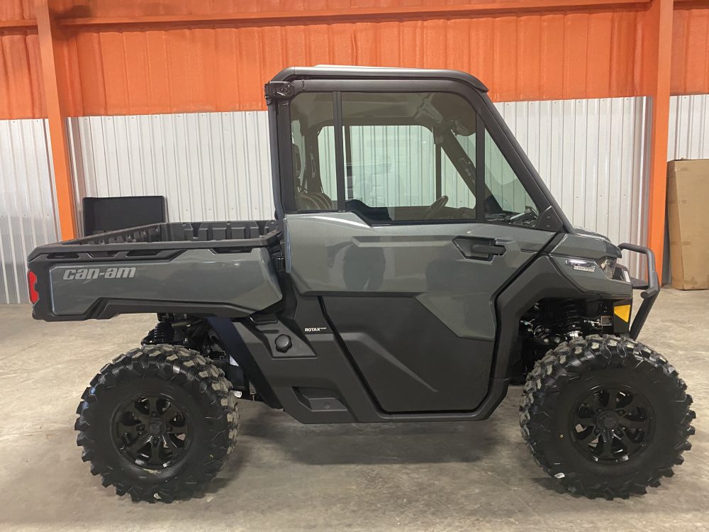 2023 Can-am Defender Limited HD10. main image